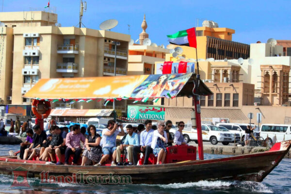 Trải nghiệm taxi nước để ngắm nhìn con lạch Dubai - Dubai
